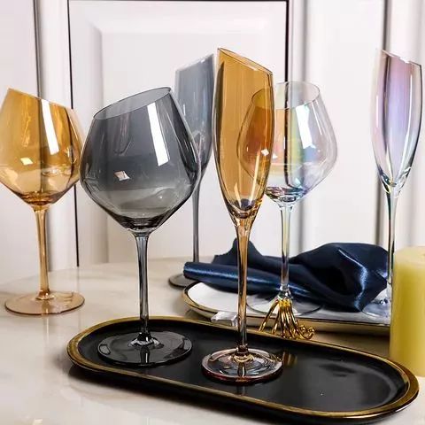 Келихи на підносі