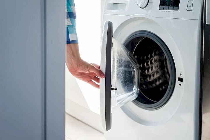 Кухонна губка допоможе позбутися налиплої шерсті та волосся на одязі
