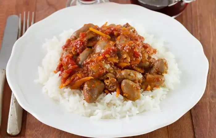 Курячі сердечка з томатами та рисом