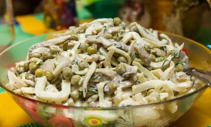 Салат з печерицями, яблуком та зеленим горошком