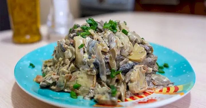 Салат з курячими сердечками та грибами