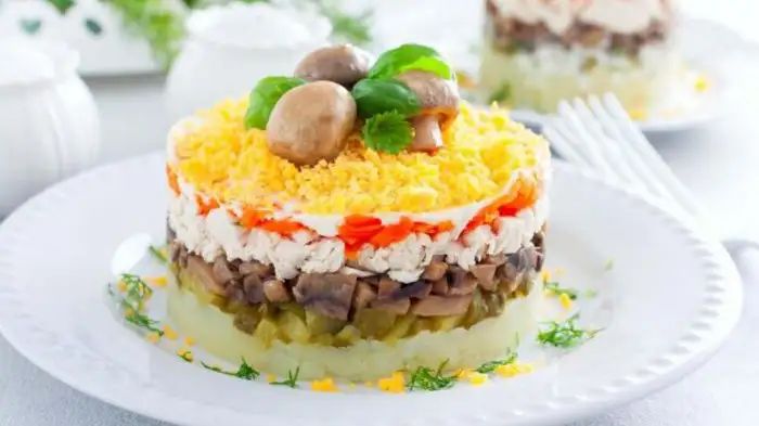 Багатошаровий салат з грибами