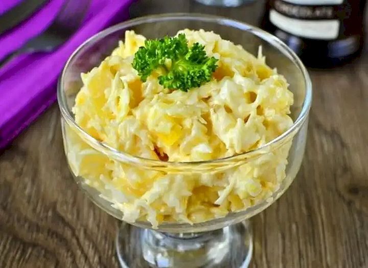 салат із сиром та ананасами