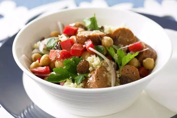 Кускус з сосисками та родзинками