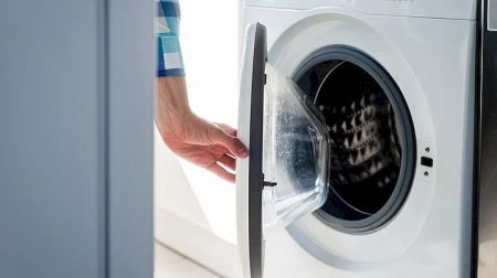 Кухонна губка допоможе позбутися налиплої шерсті та волосся на одязі