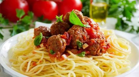 Спагетті з фрикадельками за 30 хвилин для всієї родини