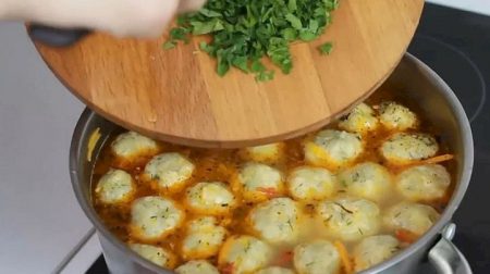Суп з сирними кульками
