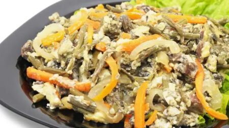 Салат з омлетом, куркою та морквою по-корейськи
