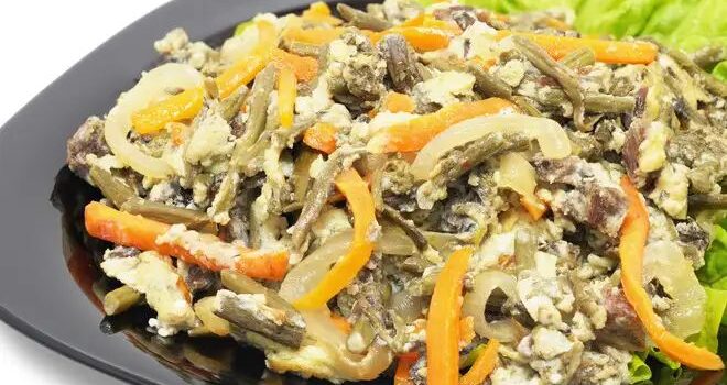 Салат з омлетом, куркою та морквою по-корейськи