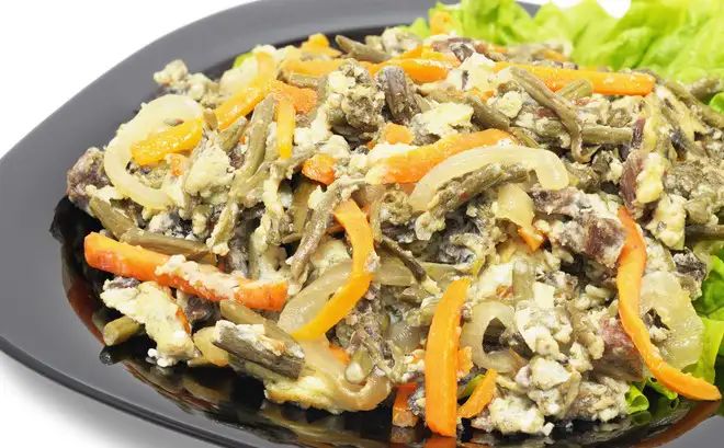 Салат з омлетом, куркою та морквою по-корейськи