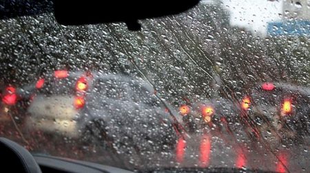 В осінню негоду водити авто треба безпечно