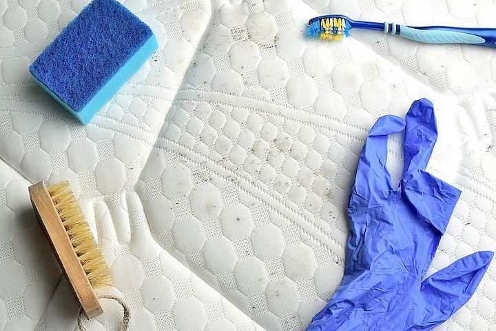 Як почистити матрац від плям