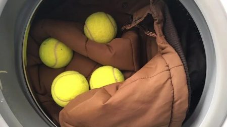 Як випрати пуховик, щоб не збився пух