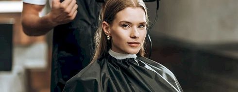 Життя сучасної жінки мчить неймовірним темпом, тому важливо не тільки гарно виглядати щодня, але й витрачати на це не надто багато часу. Саме тому жінки все частіше обирають зачіски, які не вимагають укладання.