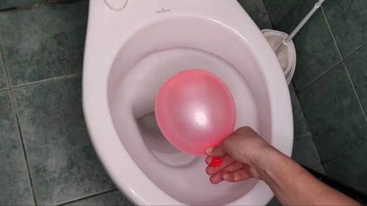 Повітряна кулька очищує унітаз