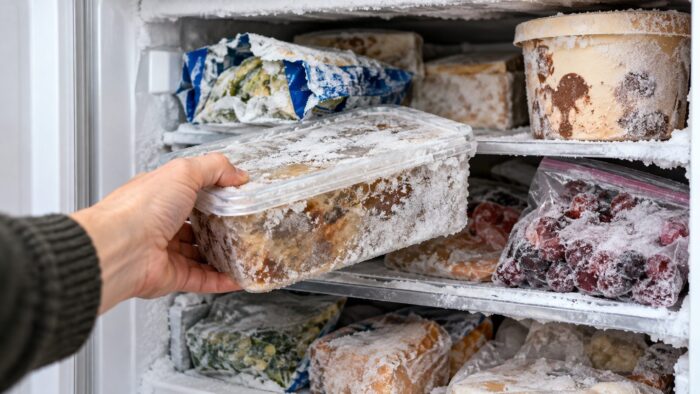Що давно час прибрати з морозилки: 6 продуктів, які краще не зберігати
