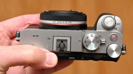 Об'єктив Viltrox AF 28mm f/4.5 FE товщиною 15.25 мм на компактній камері Sony A7C.