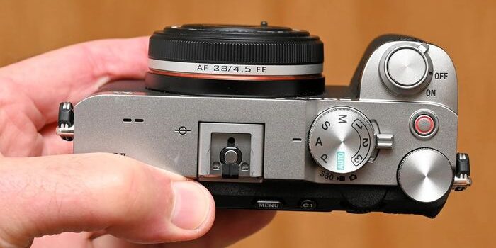 Об'єктив Viltrox AF 28mm f/4.5 FE товщиною 15.25 мм на компактній камері Sony A7C.