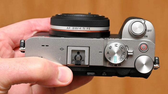 Об'єктив Viltrox AF 28mm f/4.5 FE товщиною 15.25 мм на компактній камері Sony A7C.